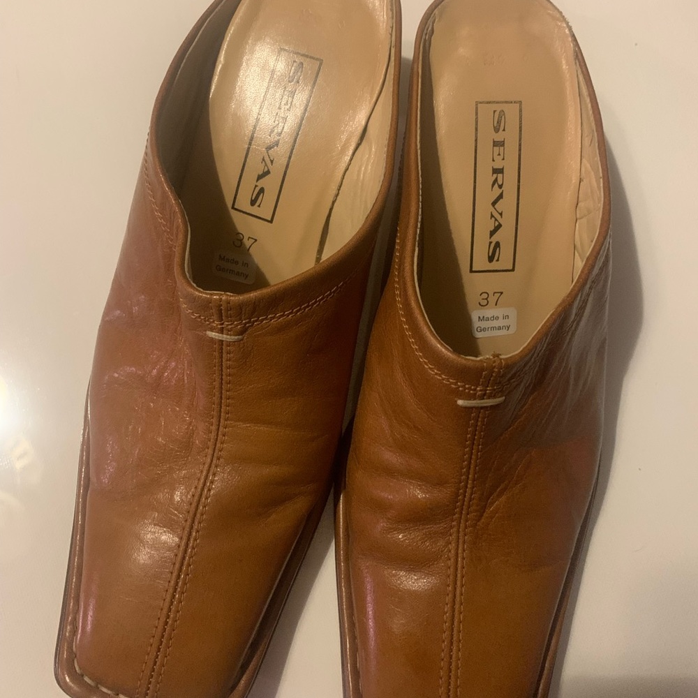 Servas camel color leather mule shoe. Size 37
